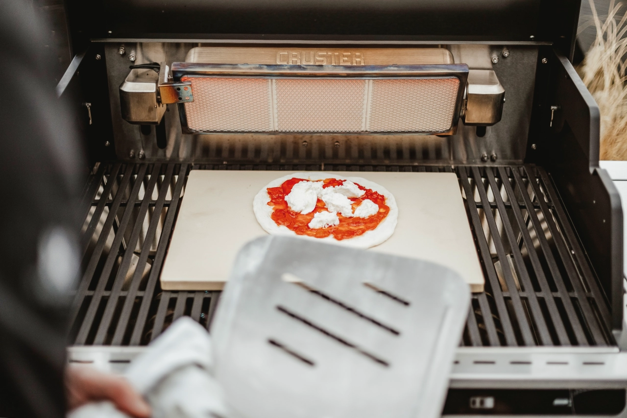 Pizzastein auf dem Grill