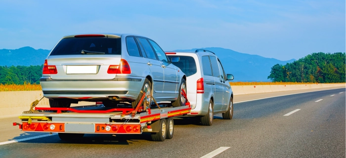 PKW auf Transporter abgescheleppt