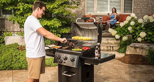 Mann grillt auf einem Broil King Gasgrill