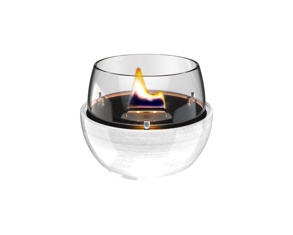 kleines schüsselförmgies Tischfeuer in einem weißen Glashalter mit flacher Flamme auf weißem Hintergrund