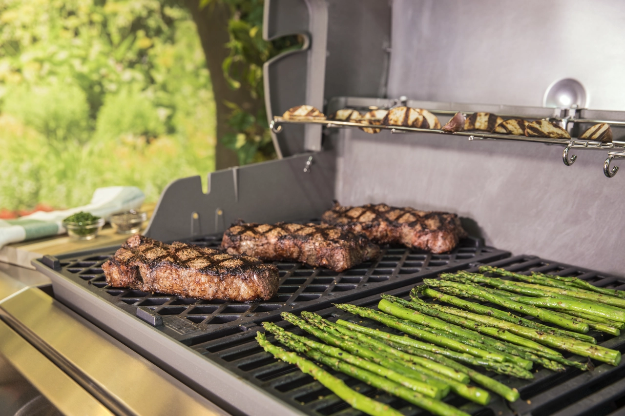 Grate mit Grillfleisch und Gemüse