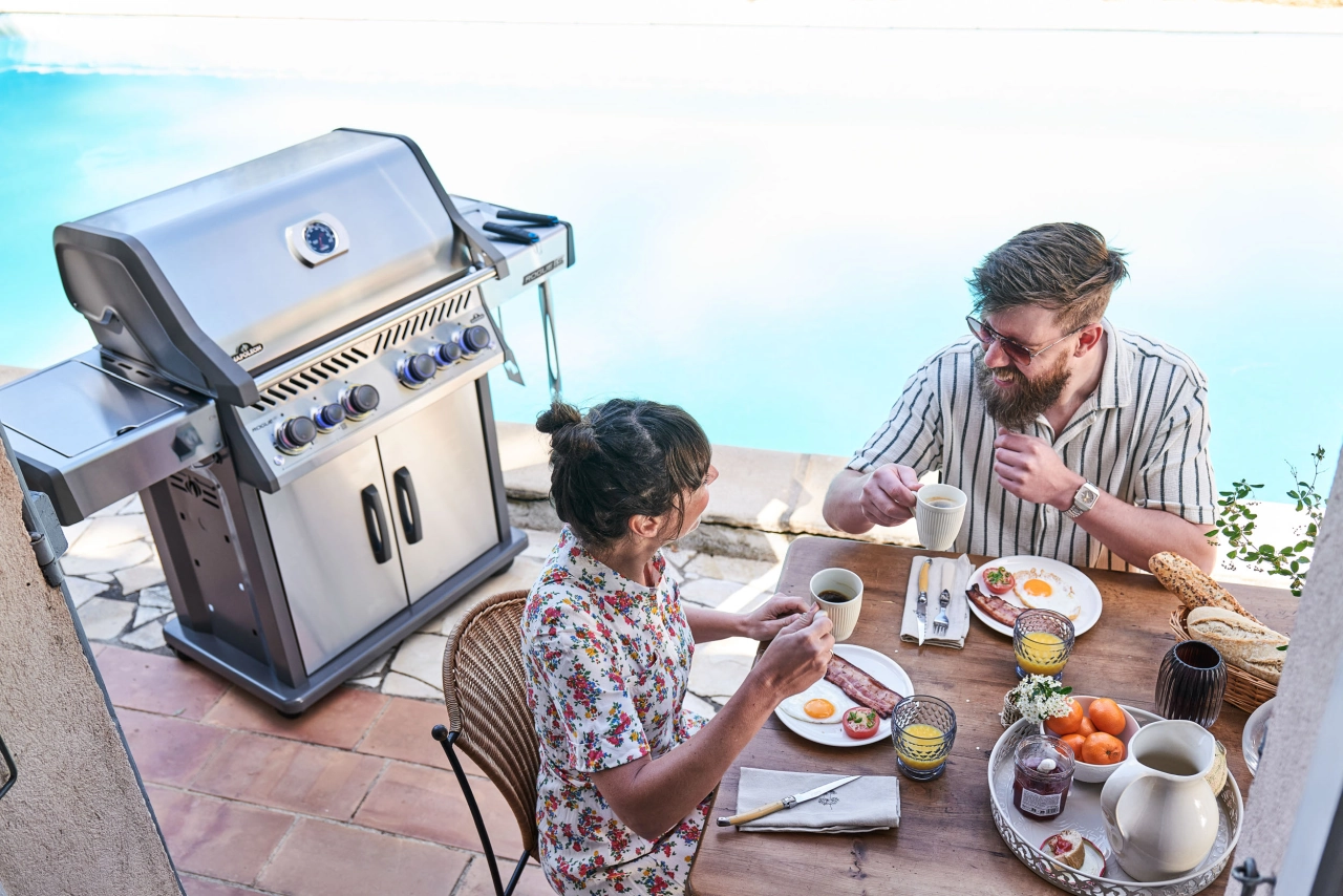 Grill am Pool mit Familie