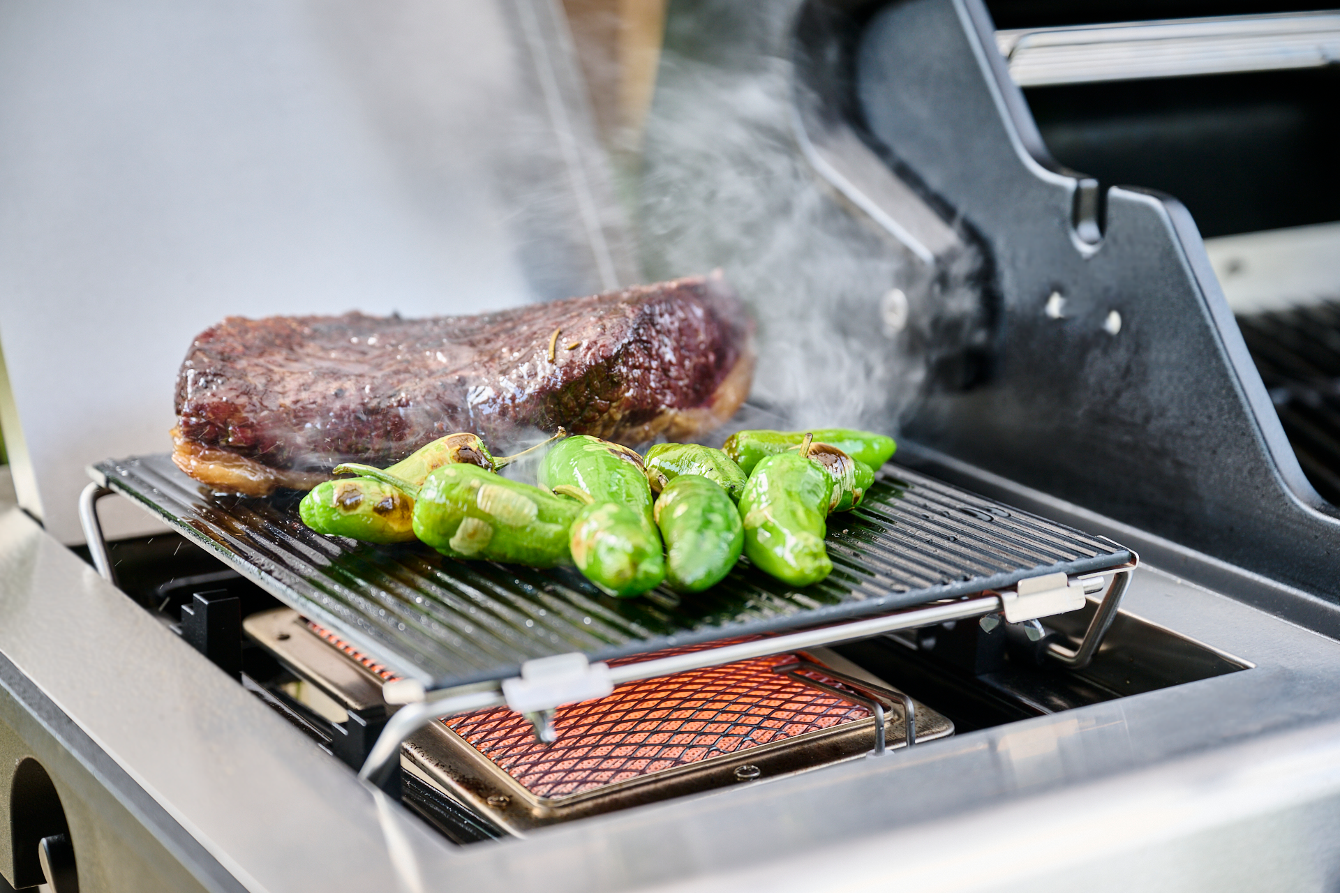 gegrilltes Steak Fleisch und Gemüse auf Blazinglas L Glaskeramik-Platte