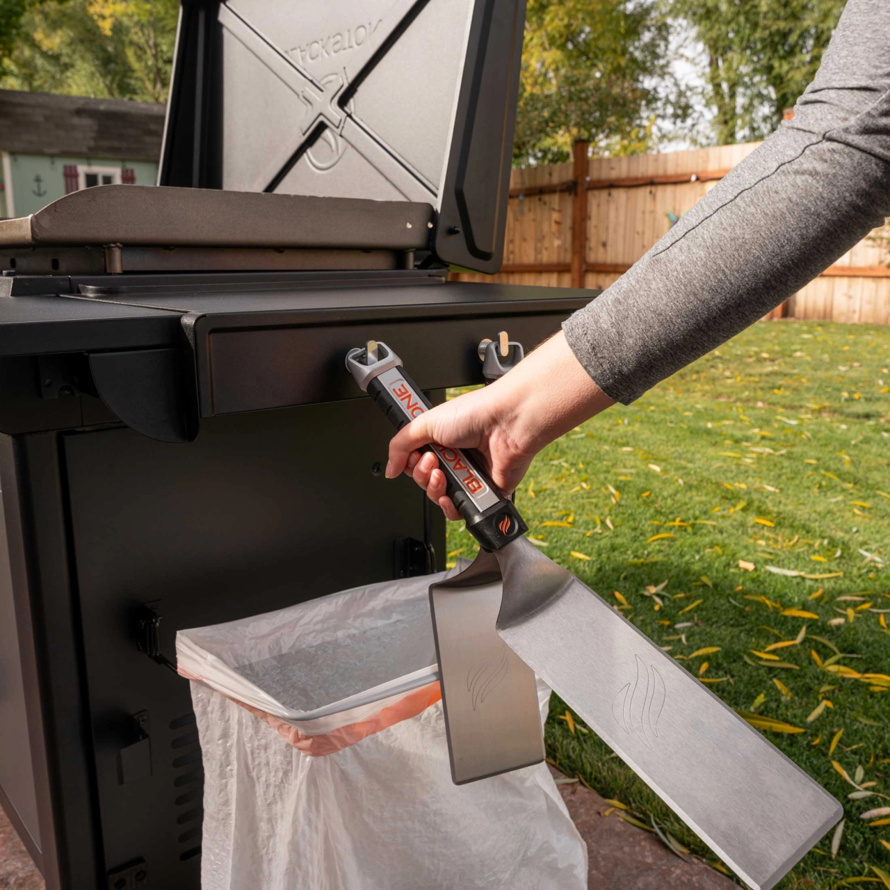 Grillbesteck wird aufgehangen