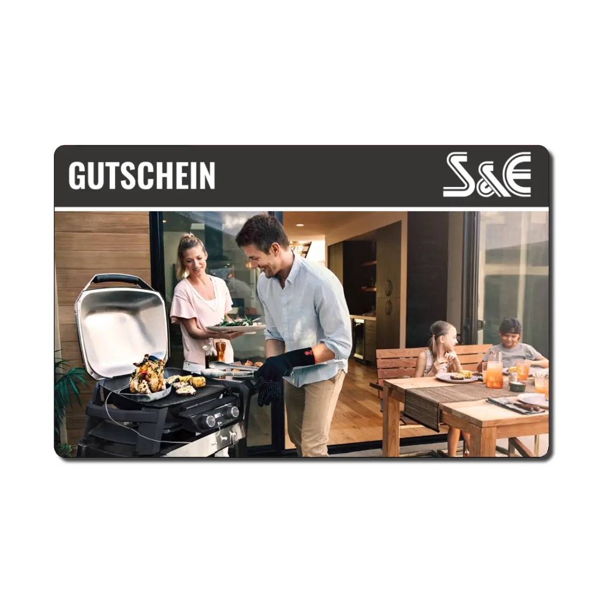 S&E Gutschein im Grillen Motiv mit einem Vater, der am Weber Gril auf der Terrasse steht und für die Familie grillt