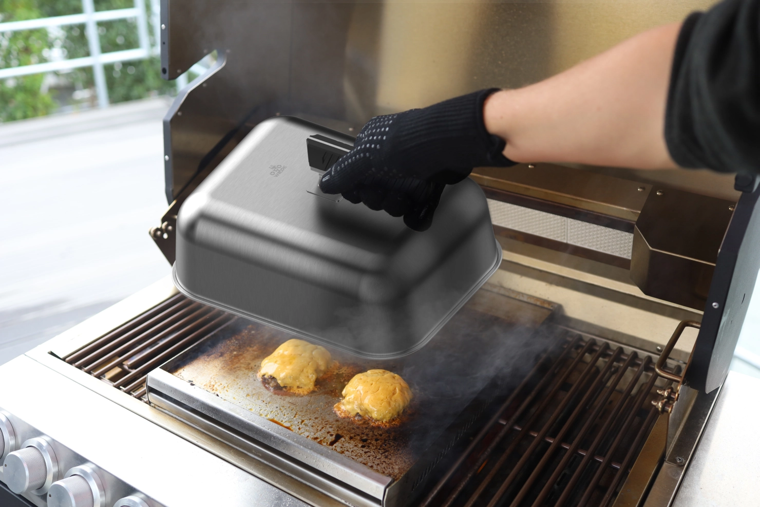 Burger Glocke in der Hand über der Plancha