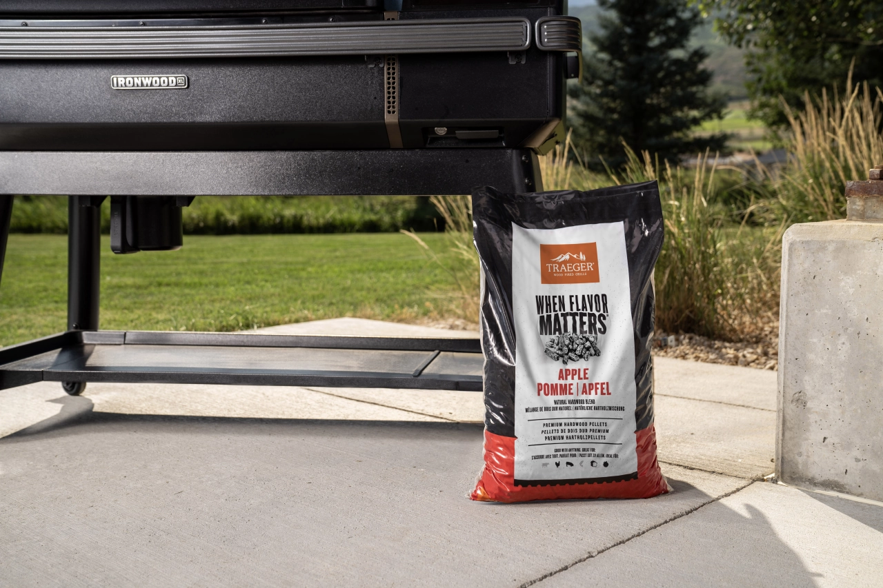 Sack steht vor dem Traeger Pelletgrill