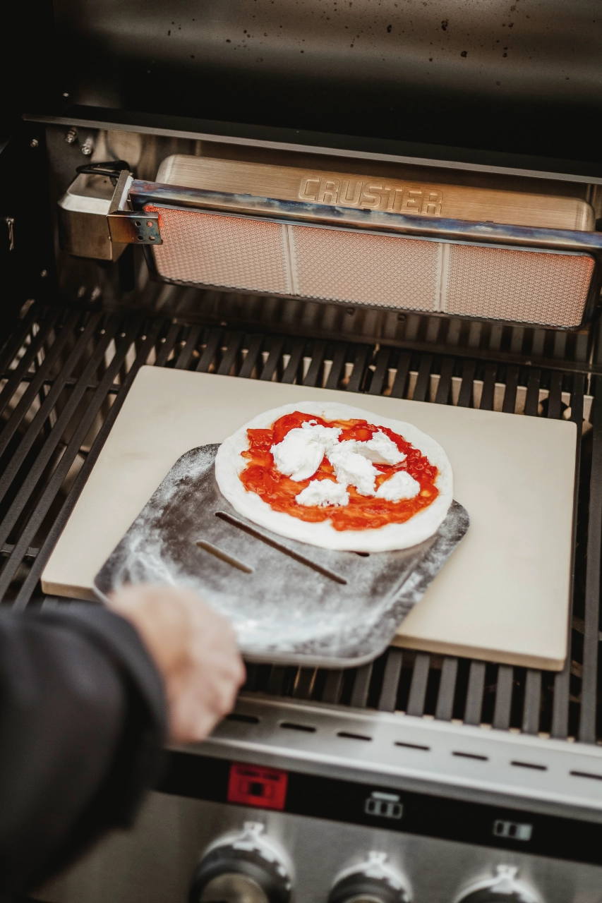 Pizzastein auf dem Grill