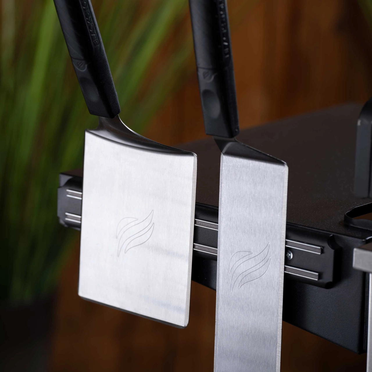 Grillzubehör hängt magnetisch am Seitentisch