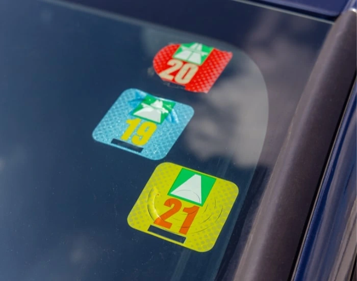 Vignetten auf einer Autoscheibe aufgeklebt, Gelb, Rot, Blau