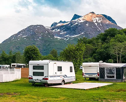 Caravan_Vergleich_Mieten_Campingplatz Caravan, Berg, Wiese