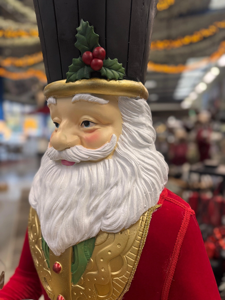 Kaemingk lebensgroßer Weihnachtsmann mit Tablett 180 cm in Weihnachtsrot Kopf Foto