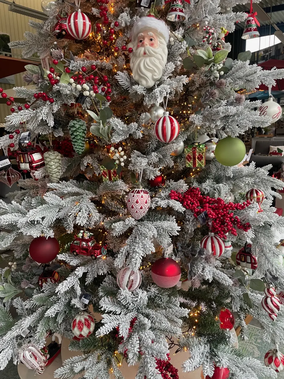 Kaemingk Weihnachtsbaum-Set voll geschmückt mit figuren und kugeln beschneit Detailbild