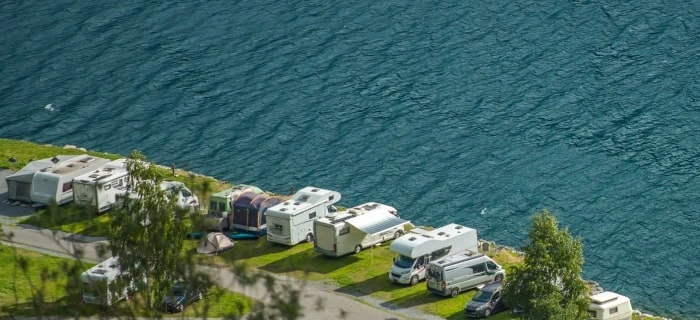 Stellplätze, Wohnmobile, Wohnwagen, Wasser, Bäume