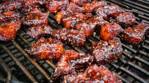 BBQ Burnt Ends noch auf dem Grillrost beim Smoken