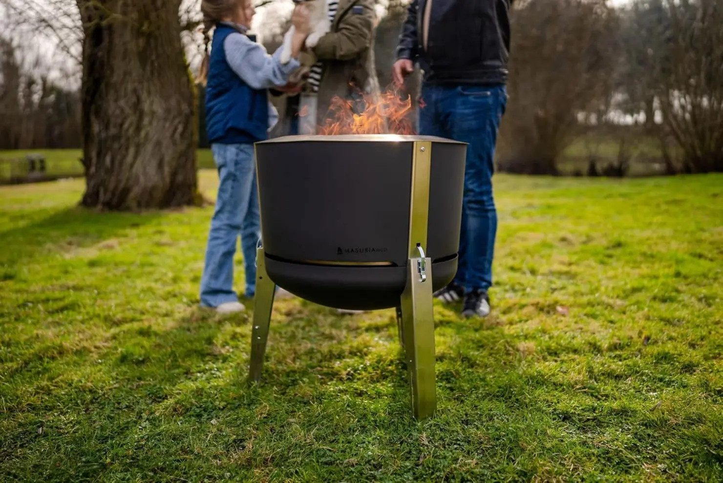 Feuerstelle brennend im Garten