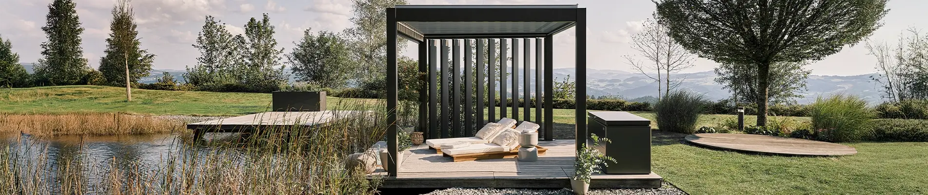 Biohort Pergola Eine Biohort Pergola steht an einem Teich und man kann bei dem Sonnenuntergang perfekt auf den Teich schauen