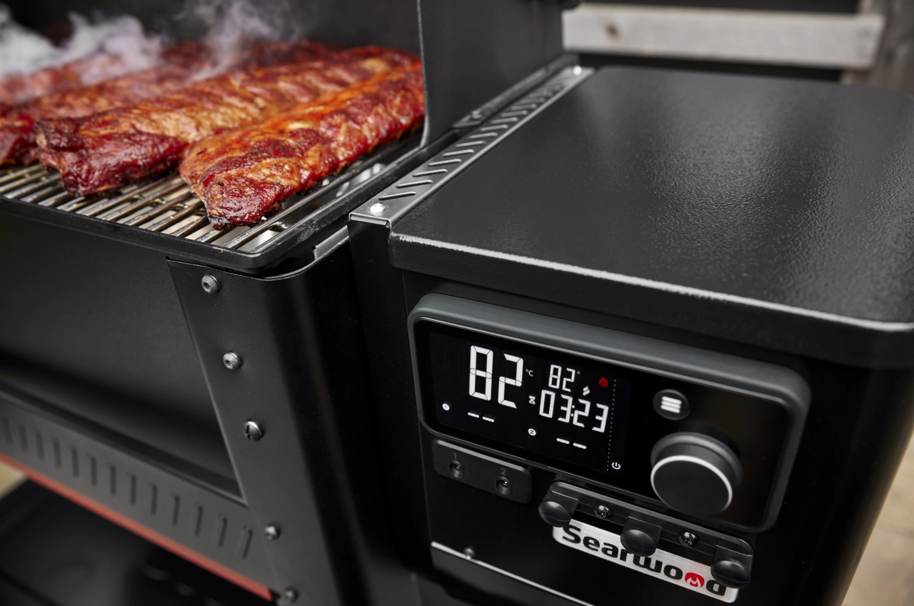 Räuchenders Fleisch auf dem Grill