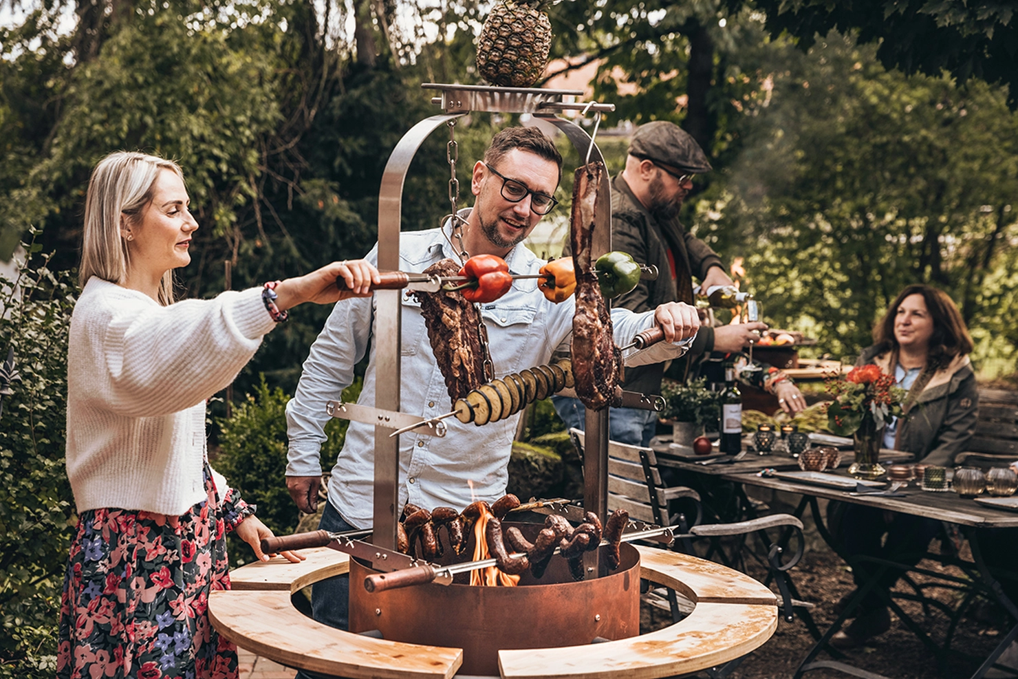 Frau und Mann beim Grillen