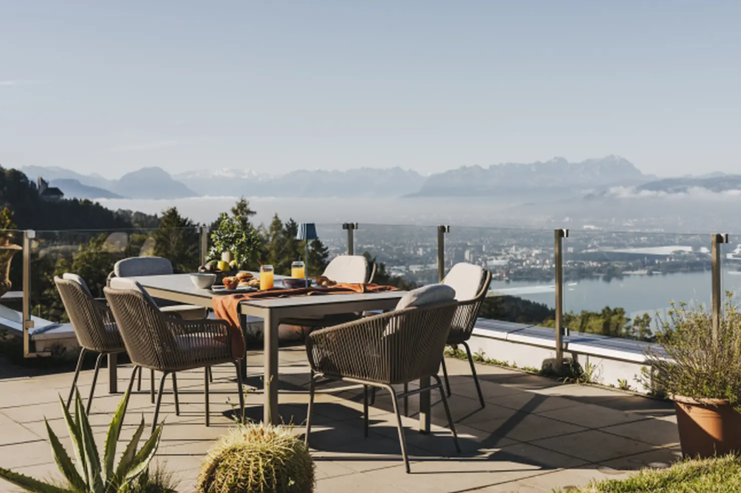 Produktfoto mit Auflagen und eine Gruppe auf einer Terrasse mit Meerblick