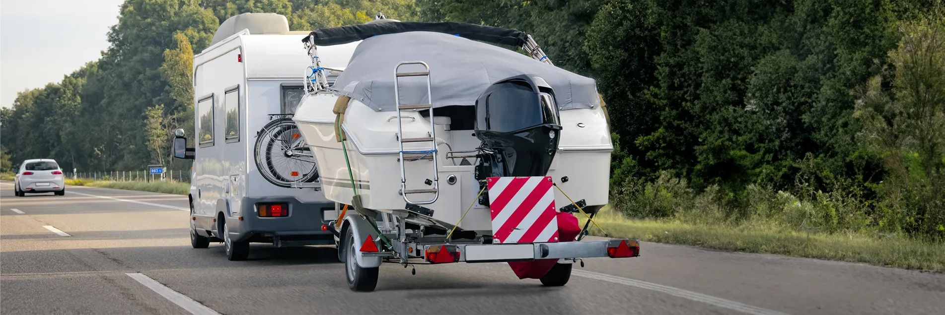 Caravan mit einer Anhängerkupplung, welches ein Boot mit in den Urlaub nimmt