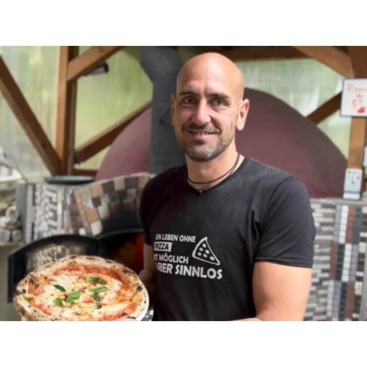 Marco Esposito mit einer Pizza im Arm