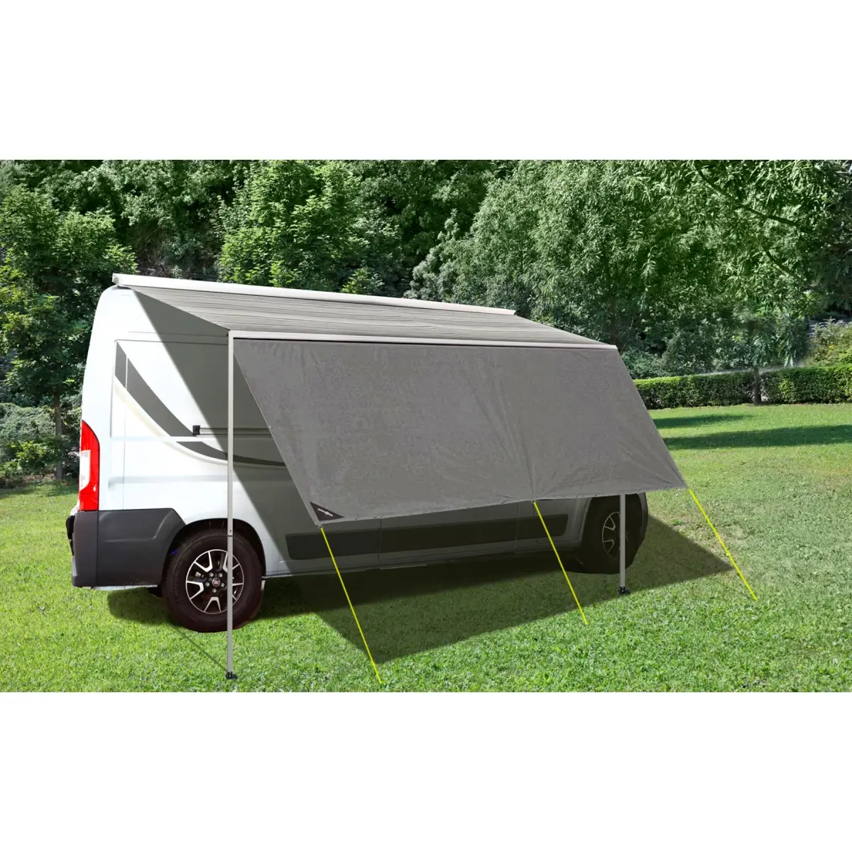 Brunner Sonnensegel Sunny View befestigt an einem Camper um Schatten in der Natur zu spenden