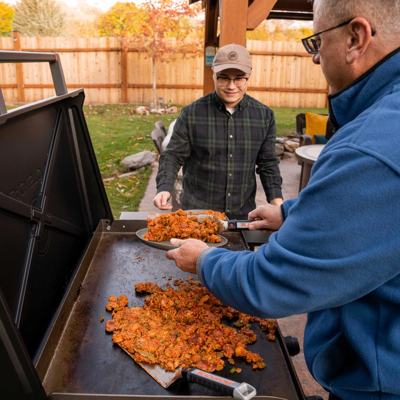 Menschen essen an der Griddle