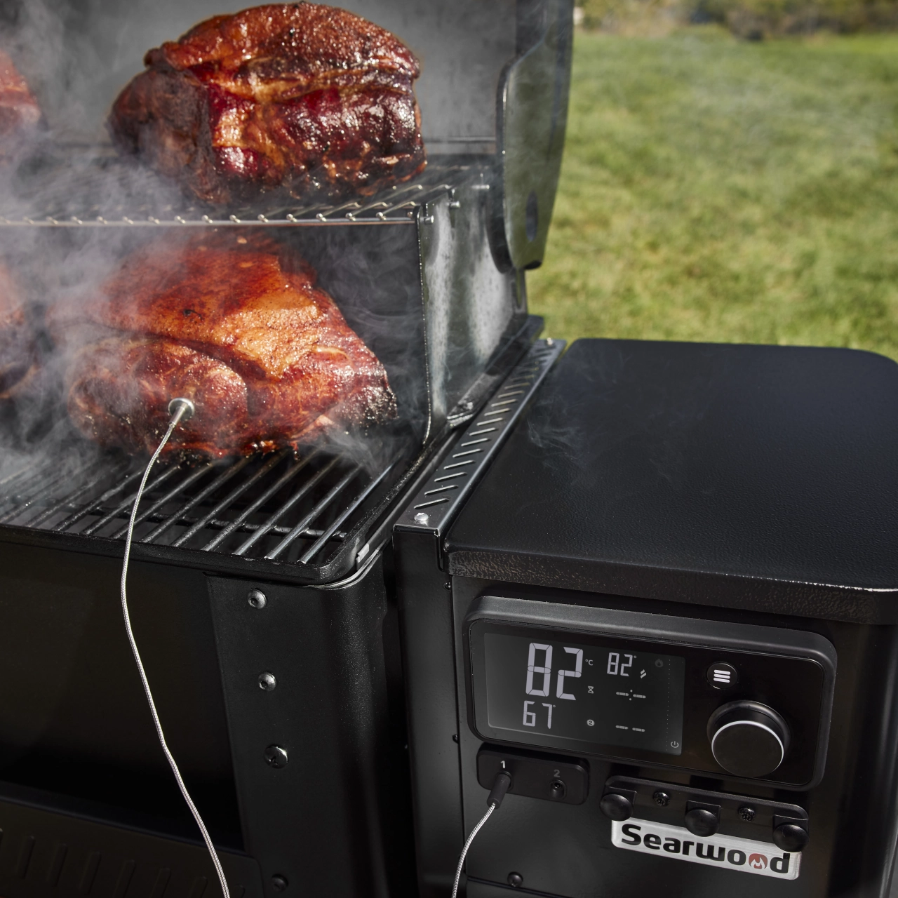 Räuchenders Fleisch auf dem Grill