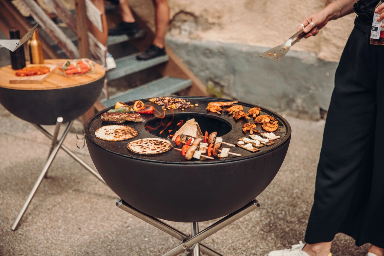 Mann am Grill mit Fleisch