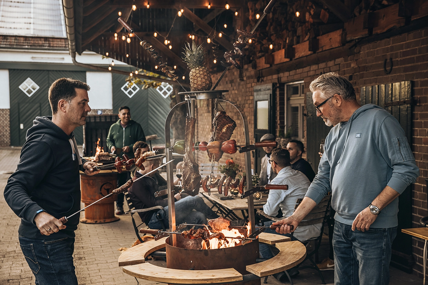 Frau und Mann beim Grillen