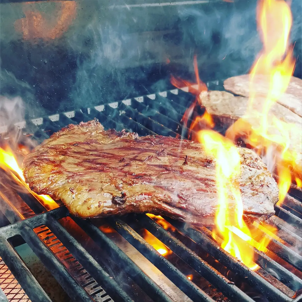 Steak auf dem Grill bei hohen Temperaturen