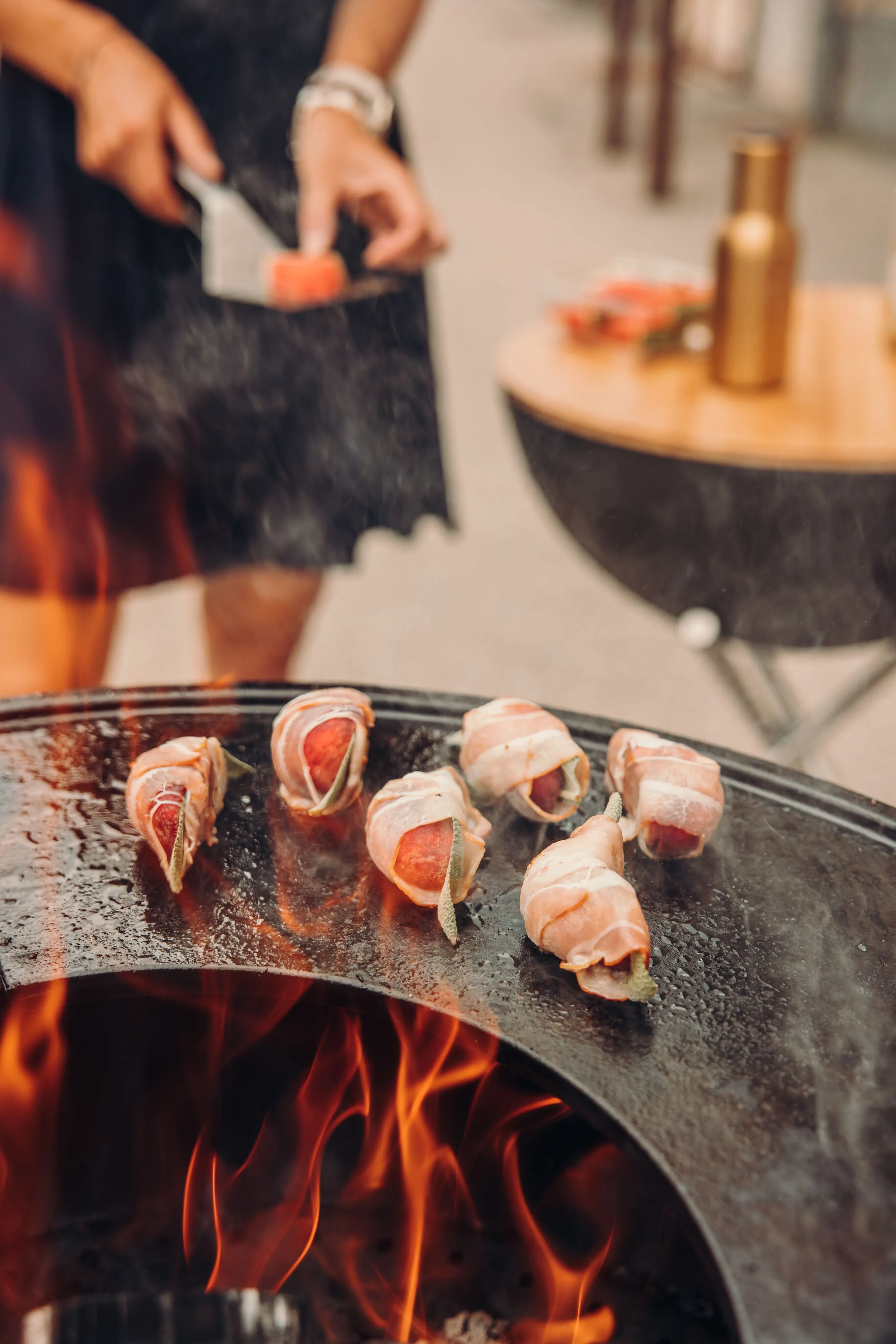 Mann am Grill mit Fleisch