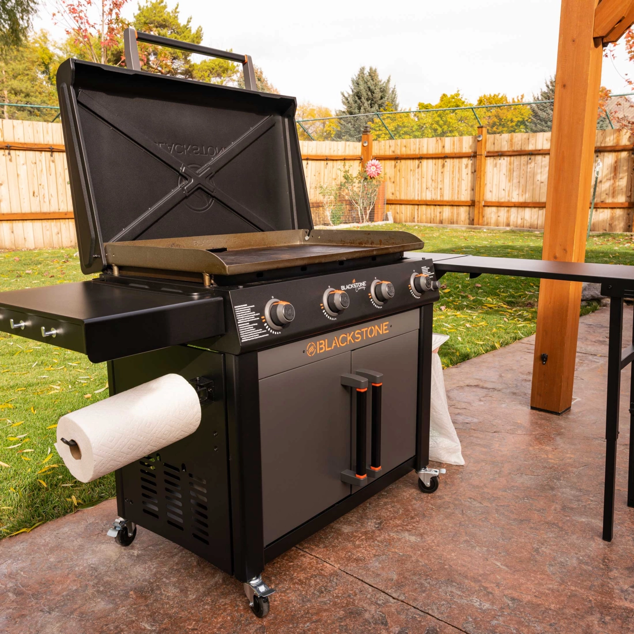 Griddle steht geöffnet im Garten