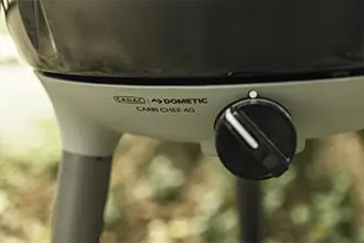 Cadac Campinggrill im Einsatz beim Camping – Kompakte Größe für unterwegs.