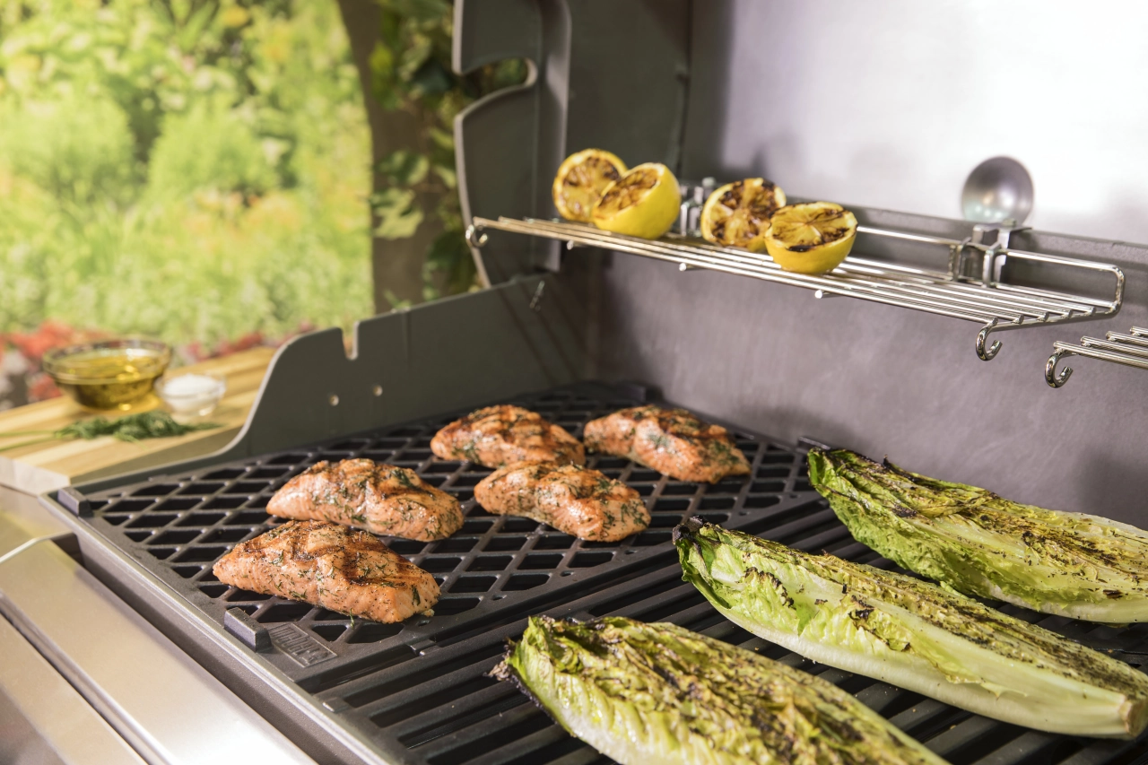 Grate mit Grillfleisch und Gemüse