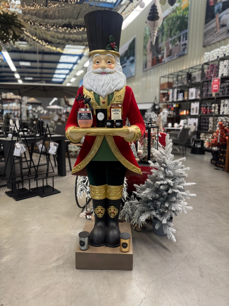 Kaemingk lebensgroßer Weihnachtsmann mit Tablett 180 cm in Weihnachtsrot O'donell Yeti 