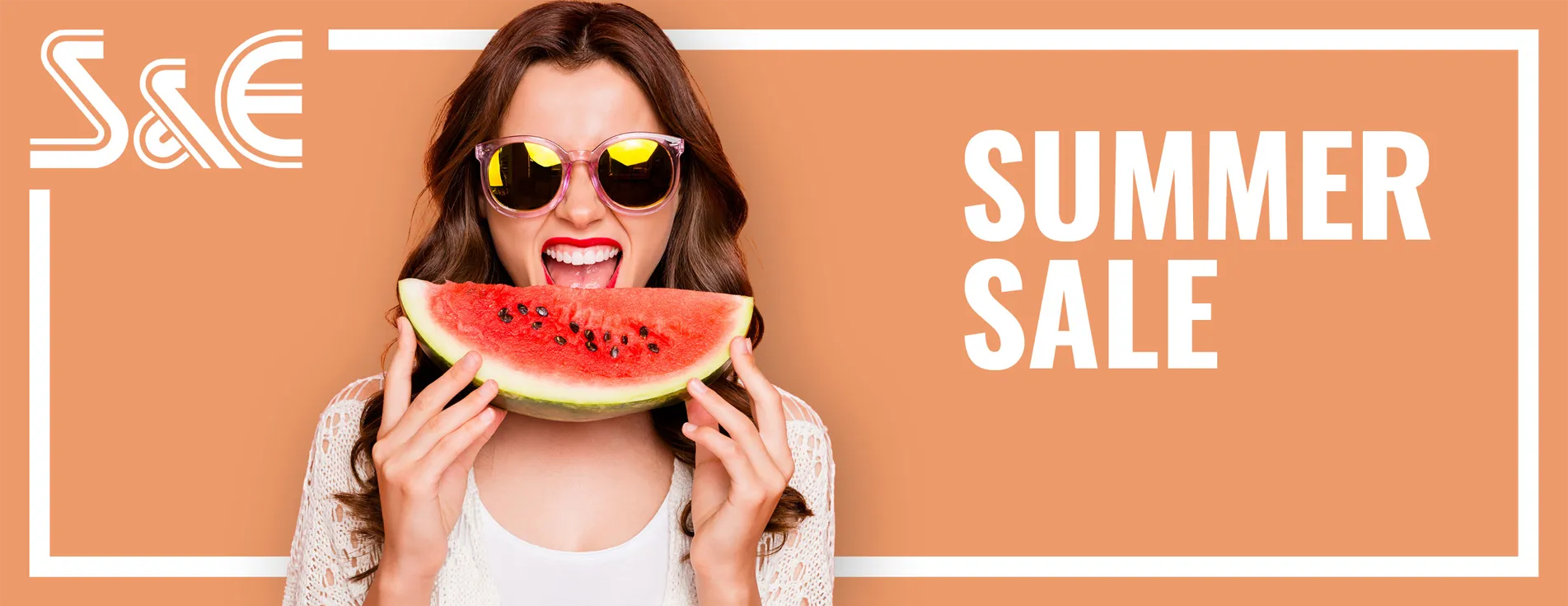 S&E Summer Sale Junge Dame beißt in eine Melone