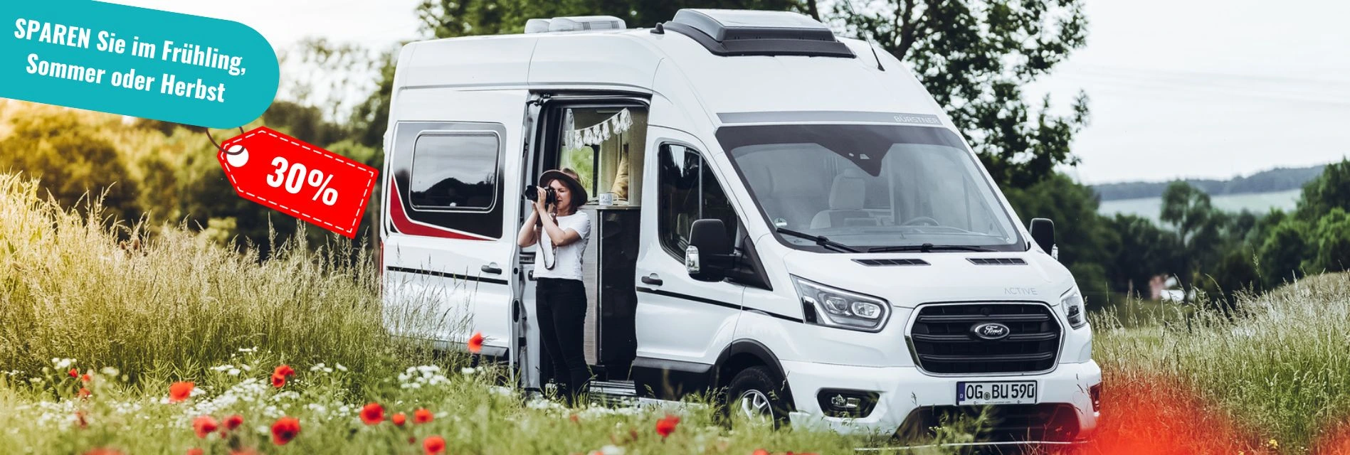 Frau fotografiert mit einer Kamera aus einem Wohnmobil, rote Blumen, Rasen, Bäume