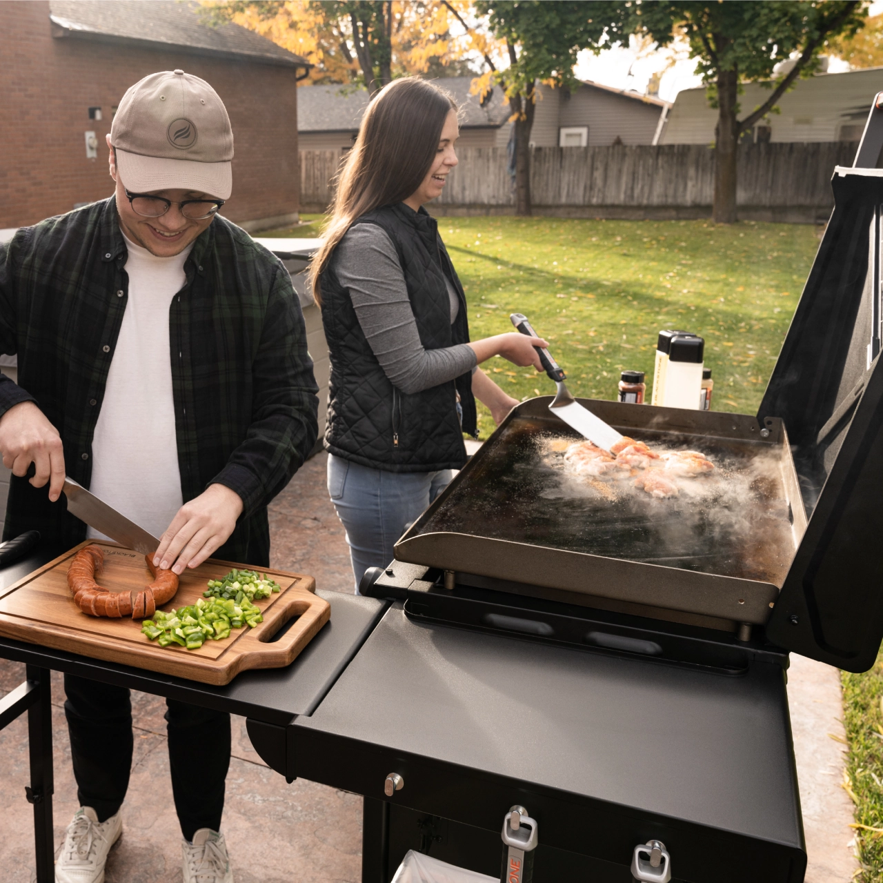 Menschen essen an der Griddle