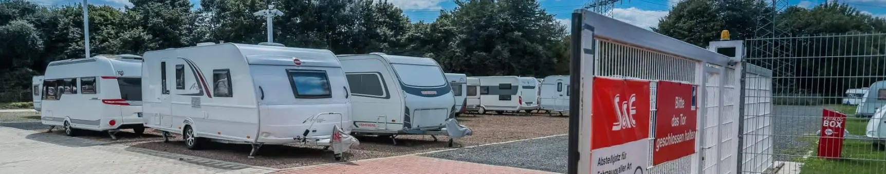 Wohnwagen die in einem eingezäunten Bereich stehen