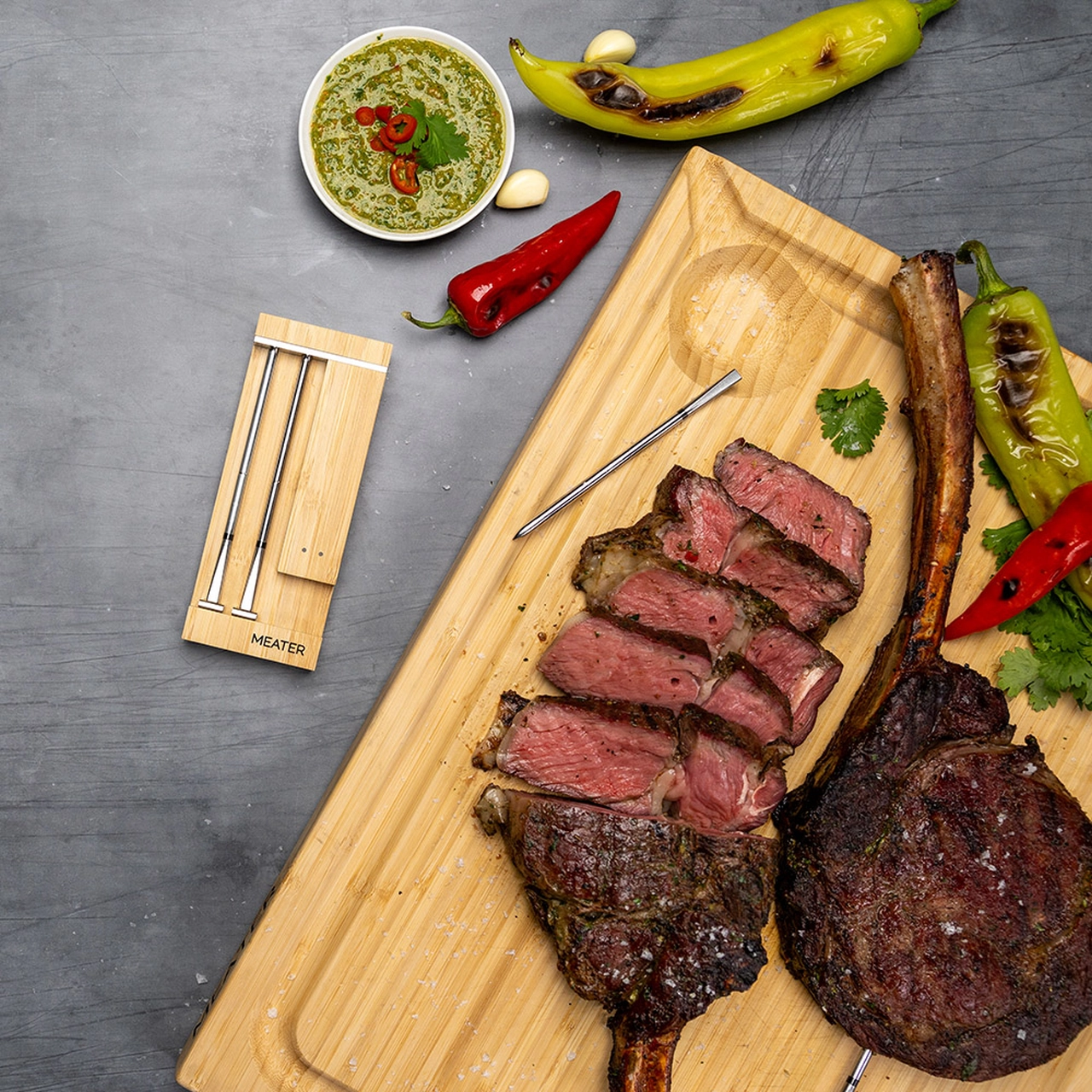 Meater Duo neben einem Steak