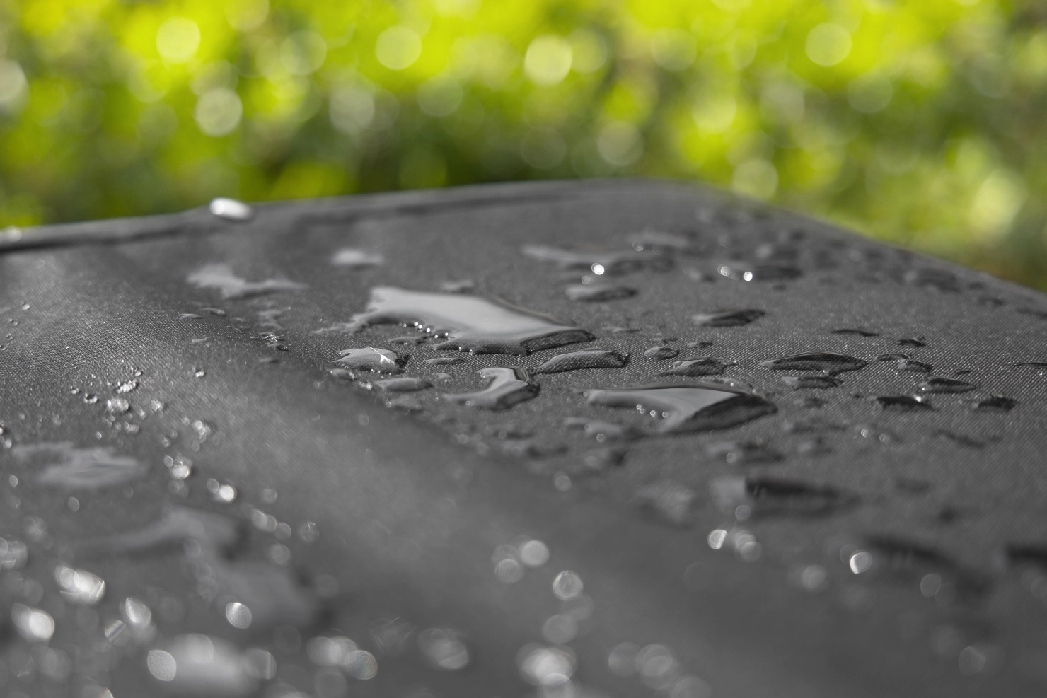 Wassertropfen auf der Abdeckhaube