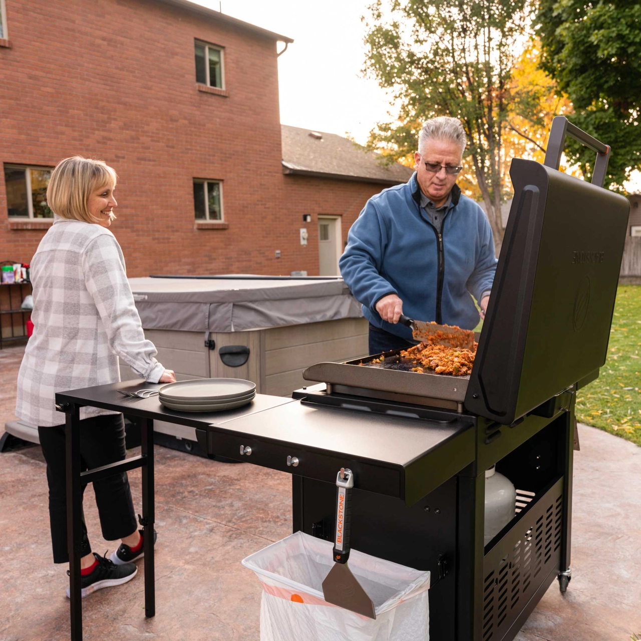 Menschen essen an der Griddle