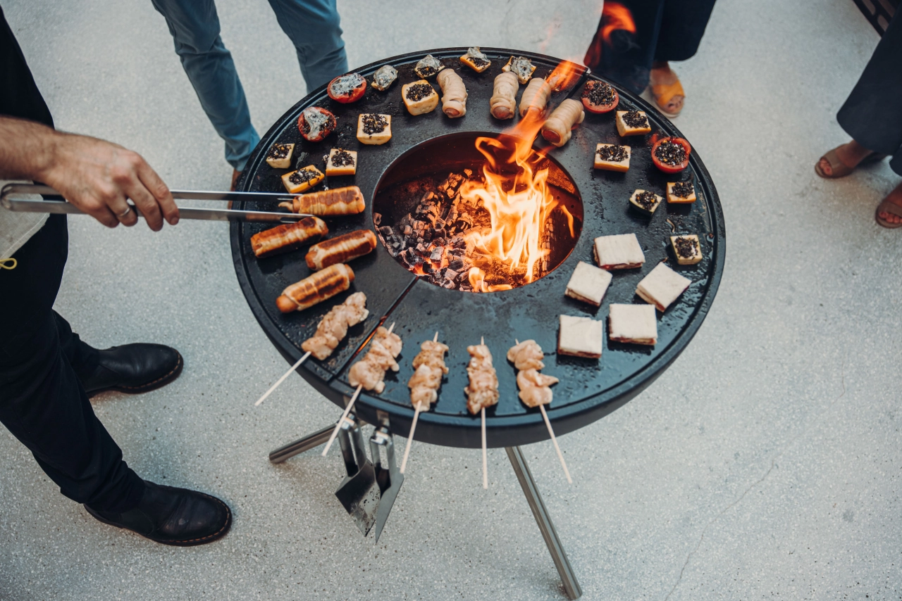 Mann am Grill mit Fleisch