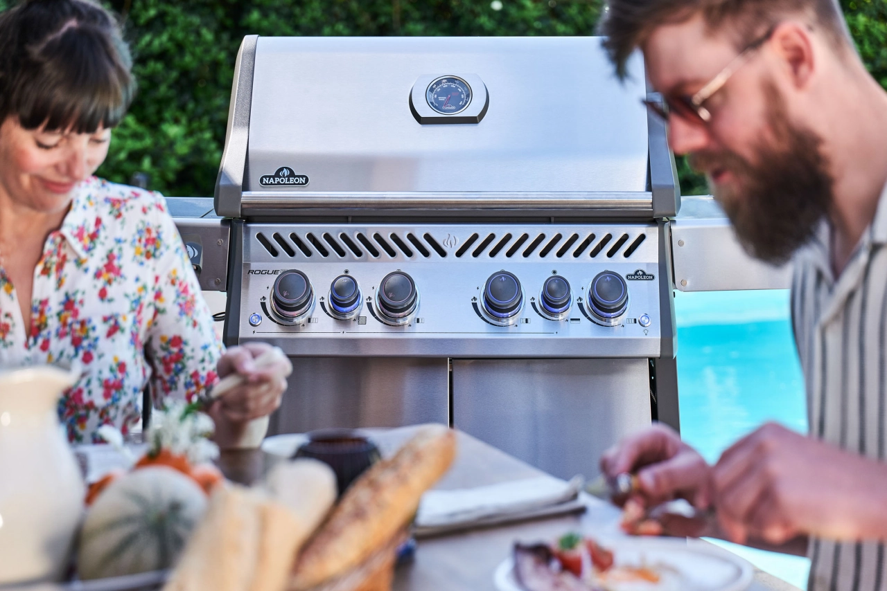 Grill am Pool mit Familie