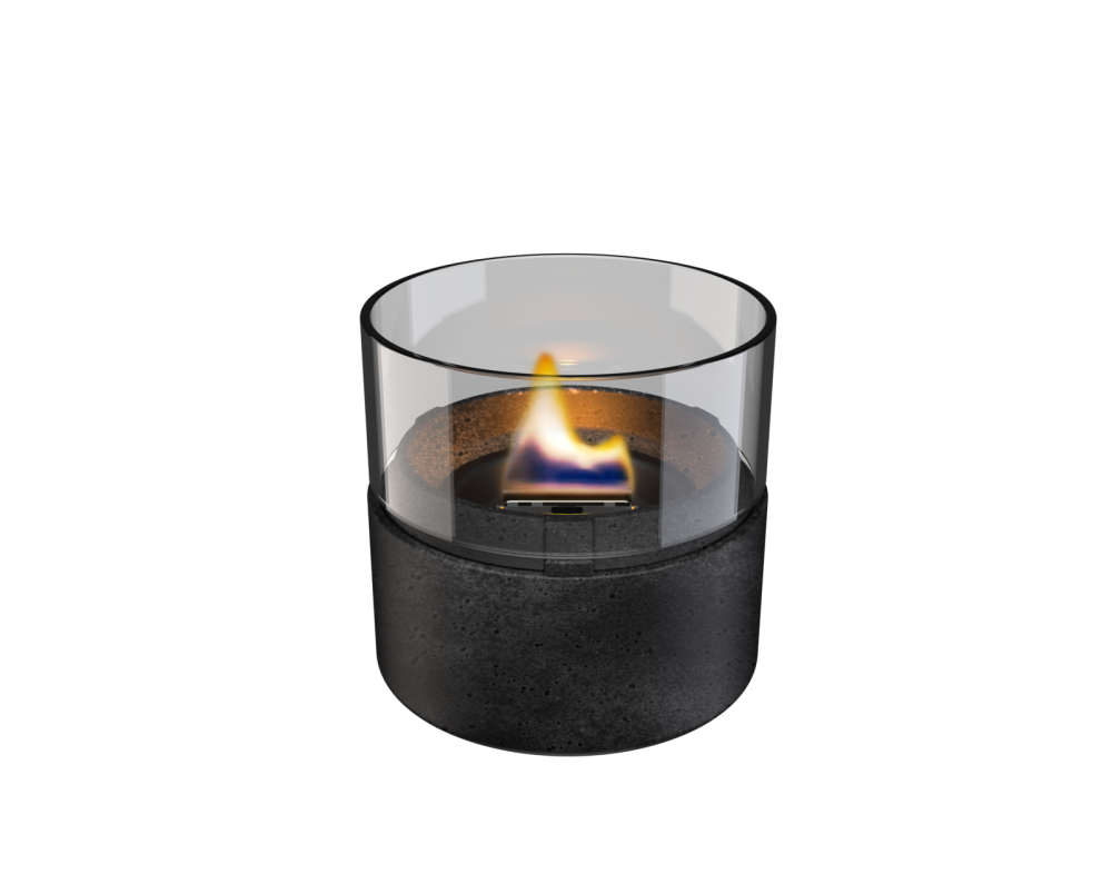 kleines rundes Tischfeuer in einem schwarzen Glashalter mit flacher Flamme auf weißem Hintergrund