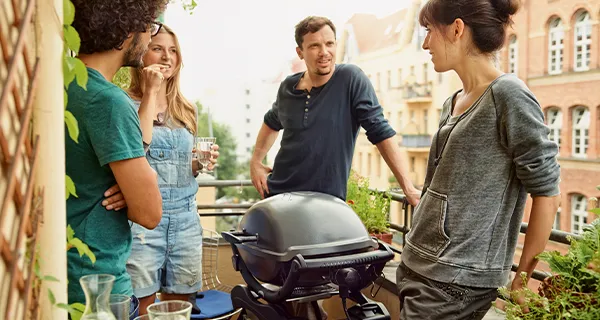 Gemütliches Grillen in der Großstadt auf einem Balkon