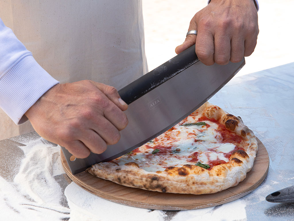 Alfa Forni Pizzaschneider Edelstahl Mensch schneidet Pizza