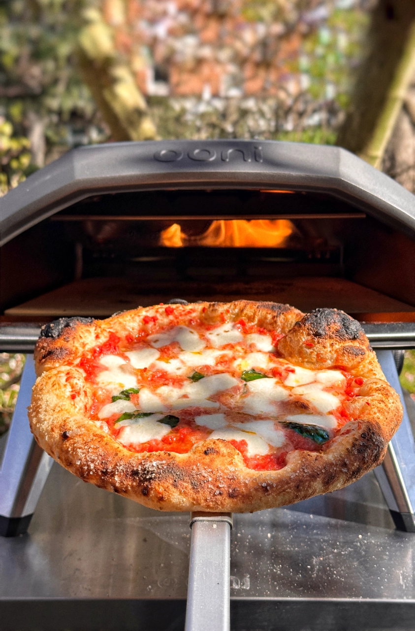 Pizza wird in den Koda geschoben